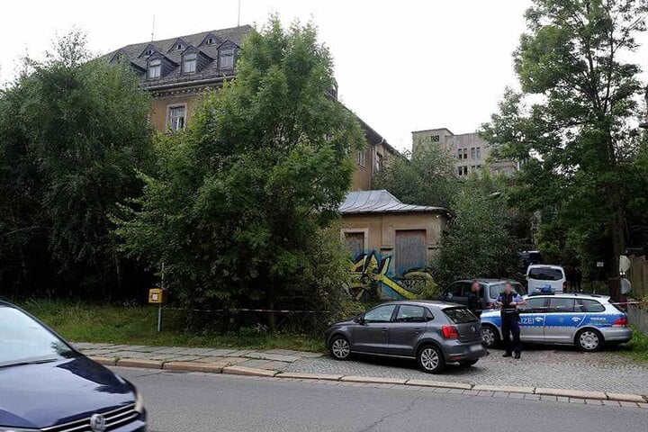Die Kriminalpolizei untersucht den Fundort an der Zwickauer Straße.