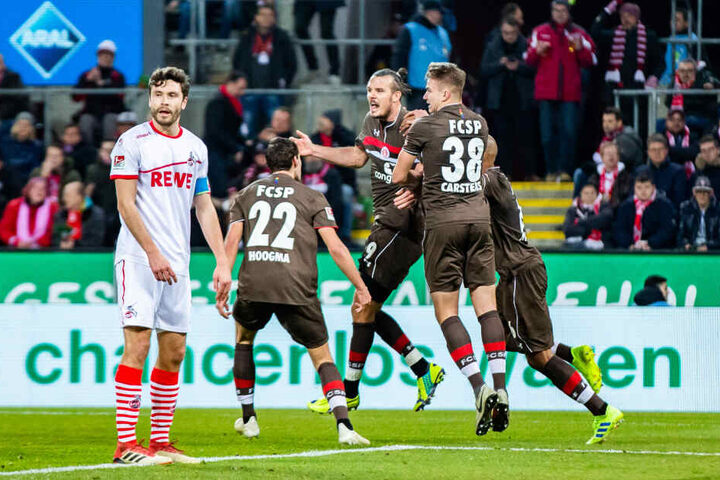 Köln-Schreck Alexander Meier (3.v.r.) hatte das 1:1 erzielt.