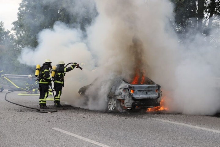 Die Insassen konnten sich in letzter Sekunde aus dem Wagen retten.