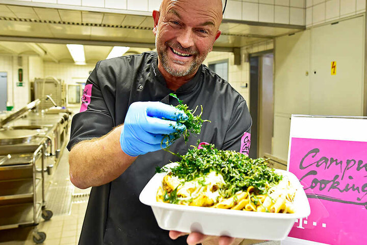 Starkoch Stefan Wiertz (51) kredenzt einen Blitz-Bolognese-Auflauf mit frittiertem Rucola und Parmesan.
