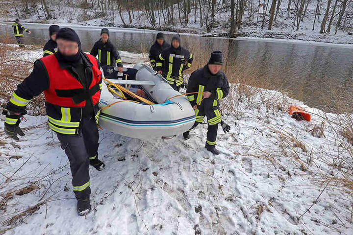 Die Rettungskräfte suchten mit Schlauchbooten die Mulde ab, bislang ohne Erfolg.