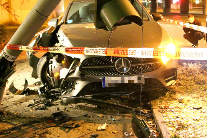 Der Fahrer stieg aus dem geschrotteten Wagen aus und rannte davon.