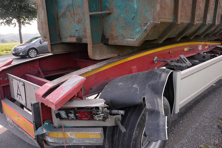 Der Hinterreifen des vorderen Lkw wurde beschädigt.