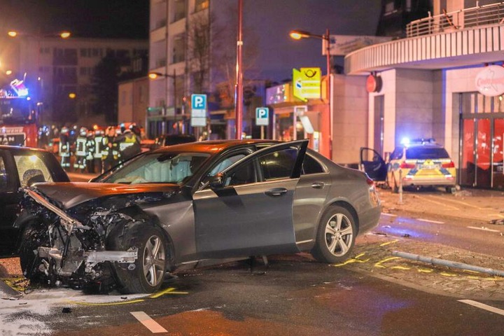 Der Fahrer des grauen Mercedes hatte laut Polizei den zweiten Polizeiwagen samt Blaulicht übersehen.