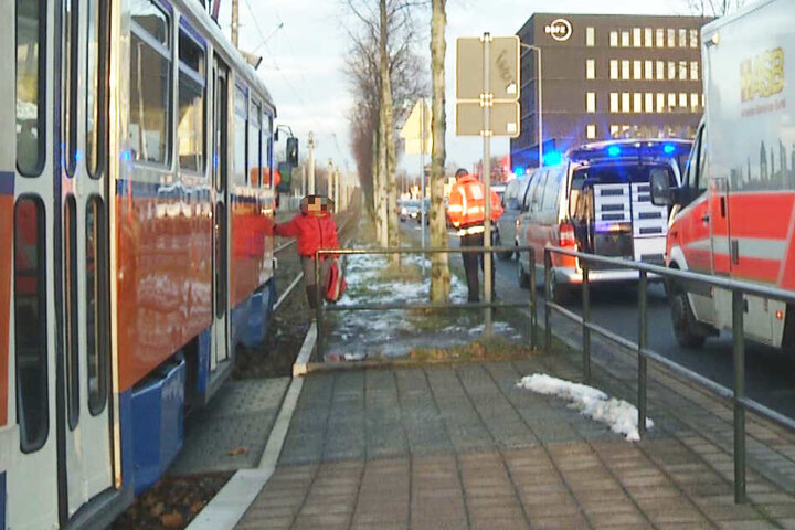 Der Straßenbahnverkehr der Linie 3 wurde für etwa eine Stunde unterbrochen.