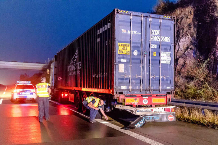 Der 41-jährige Kleintransporter-Fahrer krachte in das Heck des Lkw.