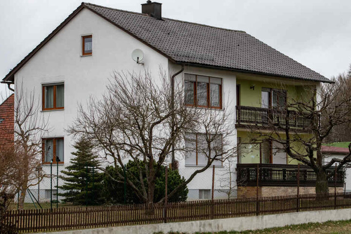 In diesem Einfamilienhaus im niederbayerischen Mallersdorf-Pfaffenberg hat die Polizei die drei Leichen gefunden.