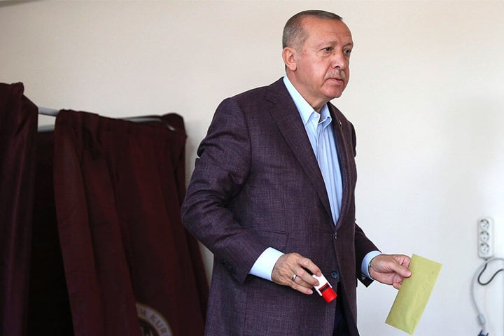 Recep Tayyip Erdogan bei der Stimmabgabe.