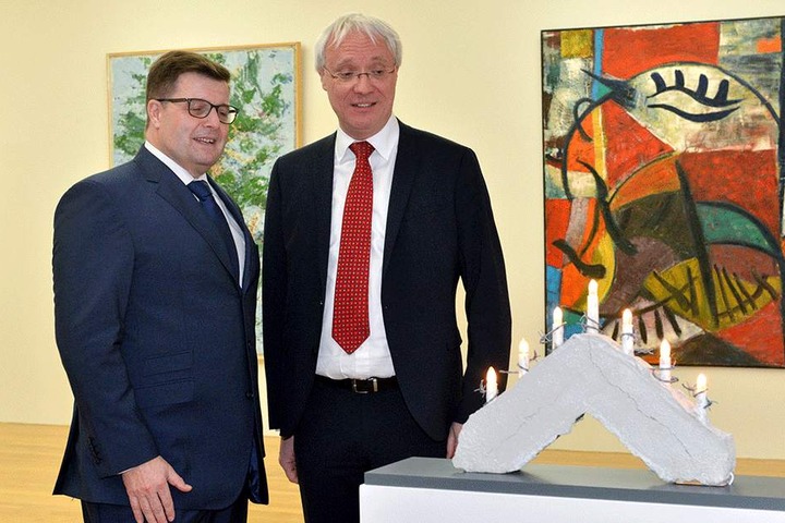Die Ostsächsische Sparkasse hat das bei einer Auktion gekaufte Kunstwerk als Dauerleihgabe an die Stadt übergeben.