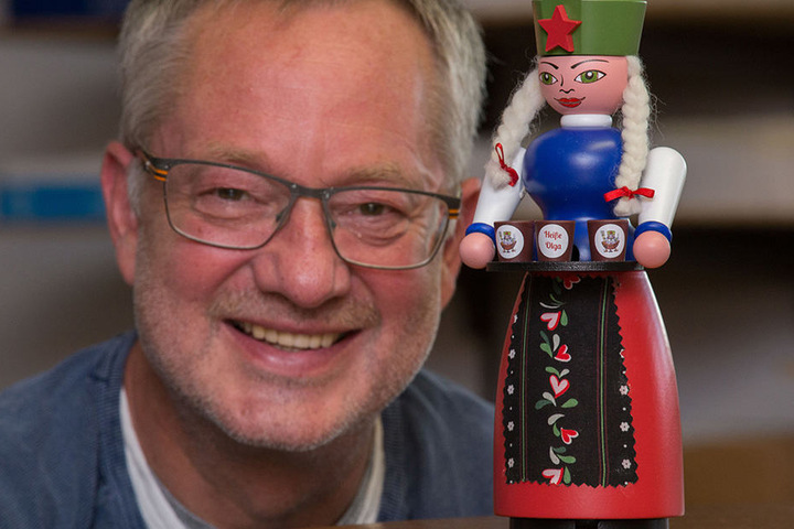 Er wehrt sich gegen Eingriffe in die Tradition: Männelmacher Tino Günther (55).
