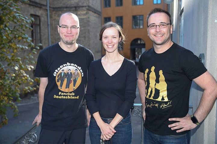 "Bennys" Enkelin Amalie Suurballe Schjott-Wieth trifft die Olsenbande-Fans Paul Wenzel (l.) und Danilo Mielniczek (40, r.).