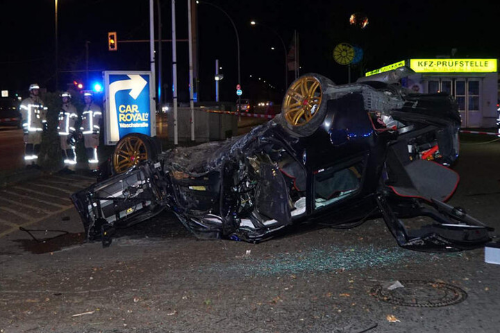 Der Fahrer des Audis fuhr offensichtlich zu schnell und verursachte so möglicherweise den Unfall.