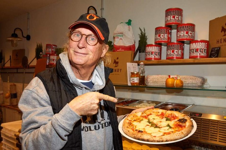 Jetzt schon ein Fan der Schweiger-Pizza: Komiker Otto Waalkes.