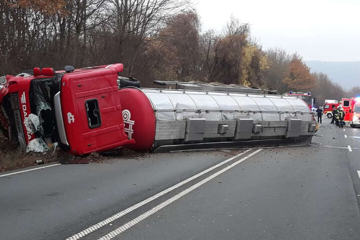 Quer zur Fahrbahn blieb der Brummi liegen.