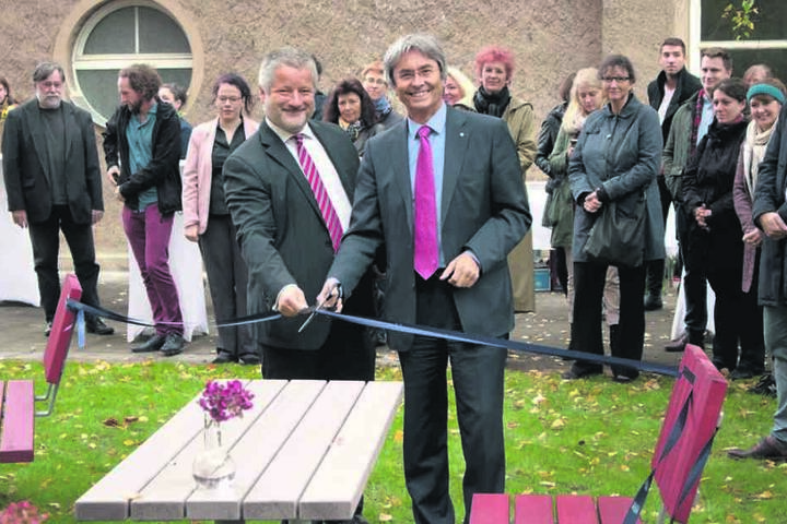 Professor Friedrich Funke (l.), Dekan der Fakultät Erziehungswissenschaften
und TU-Rektor Hans Müller-Steinhagen eröffnen den "Lehrsaal".