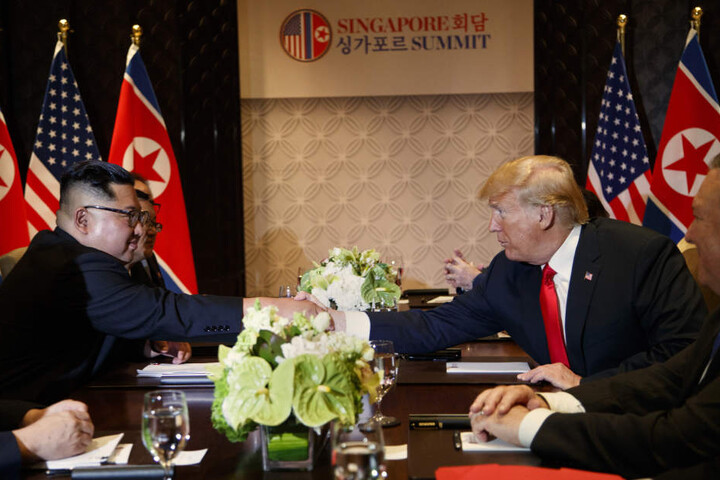 Konnten gar nicht genug vom Händeschütteln bekommen: Kim Jong Un und Donald Trump.