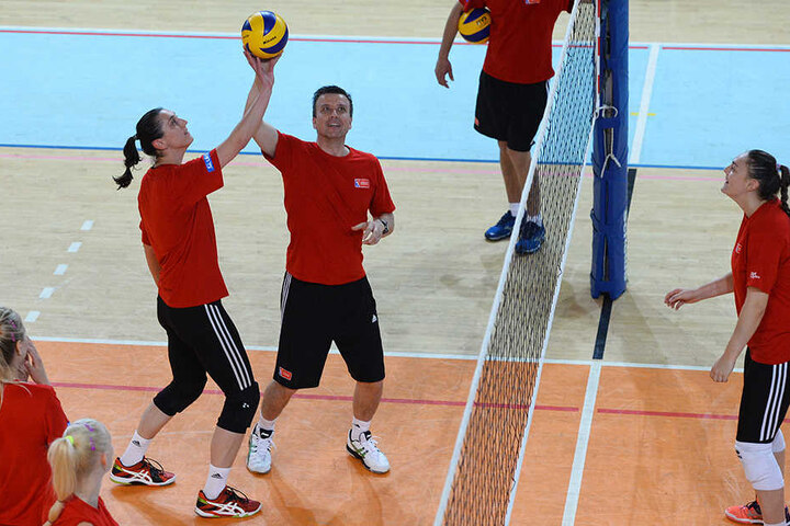 Trainings-Einheiten von Alexander Waibl mit den tschechischen Volleyballerinnen gehören künftig der Vergangenheit an.