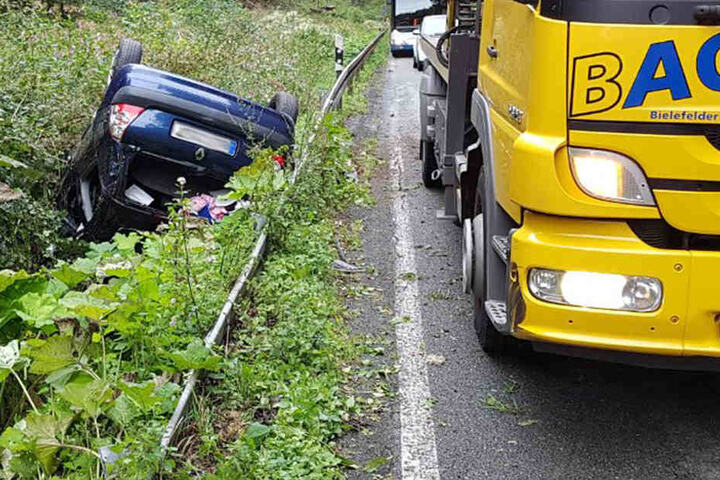 Eine Frau wurde bei dem Unfall leicht verletzt.