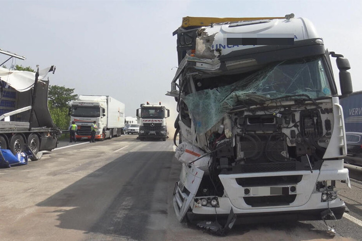 Insgesamt wurden vier Lkw bei zwei Unfällen beschädigt.
