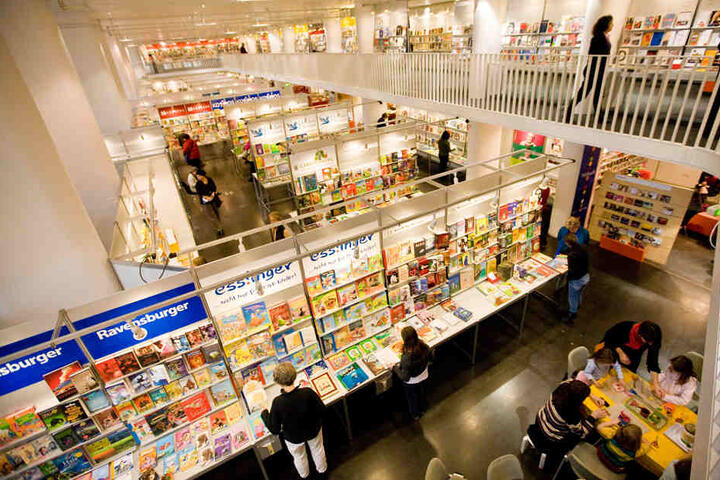 Die Buchwochen im Haus der Wirtschaft ziehen jährlich über 110.000 Besucher an.