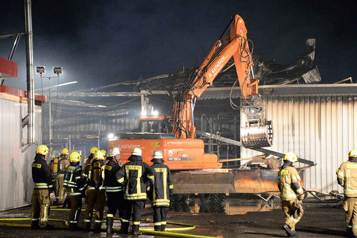 Die Feuerwehr musste schwere Geräte auffahren, um den Brand zu bekämpfen.