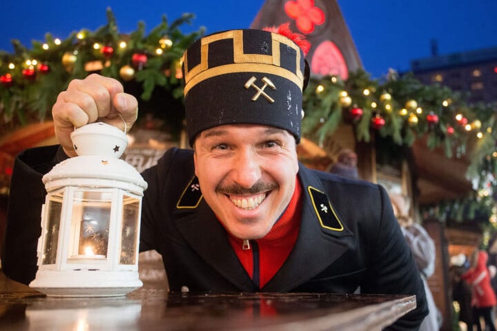 Gastronom Henrik Bonesky (39, "henrics") war zum Start des Chemnitzer Weihnachtsmarktes als Bergmann unterwegs.