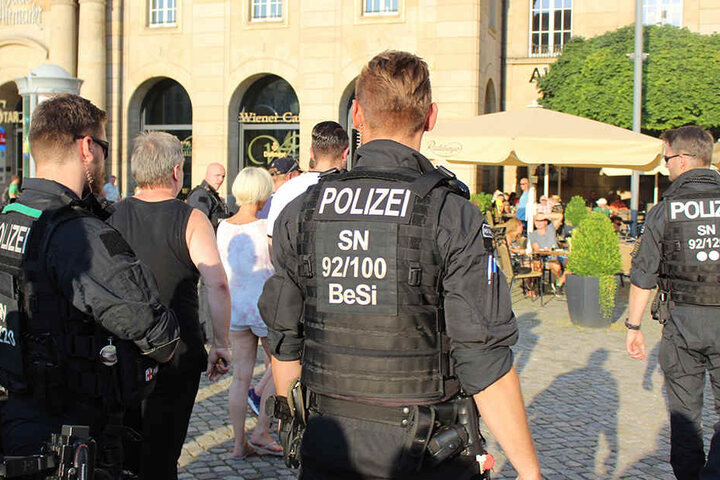 Platzverweis! Polizisten führten Rechte weg.