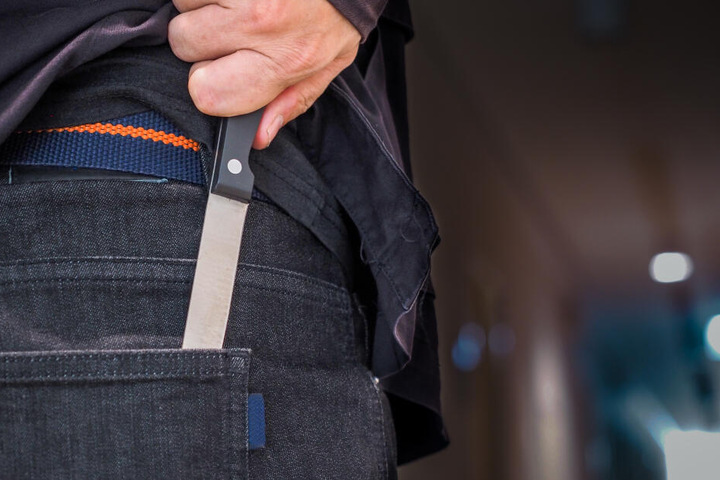 Mit einem Messer bedrohte ein unbekannter Täter eine 56-jährige Frau in einem Supermarkt. (Symbolbild)