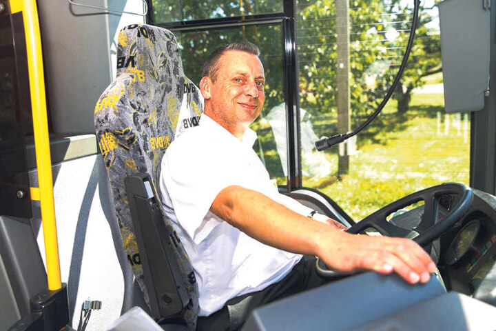 „Es fährt sich viel angenehmer“, sagt Busfahrer Karsten Hoke (46).