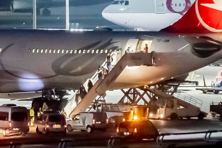 Aus der Türkei abgeschoben Personen werden am Flughafen Tegel von der Polizei in Empfang genommen.