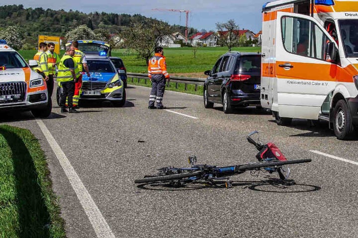 Der Fahrradfahrer wollte, von einem Feldweg kommend, die B295 bei Simmozheim überqueren und wurde dabei von einem Auto erfasst.