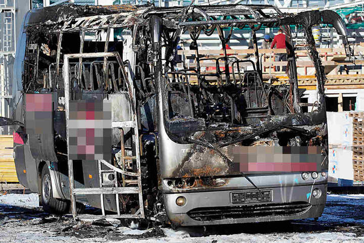 Der Bus brannte komplett aus.