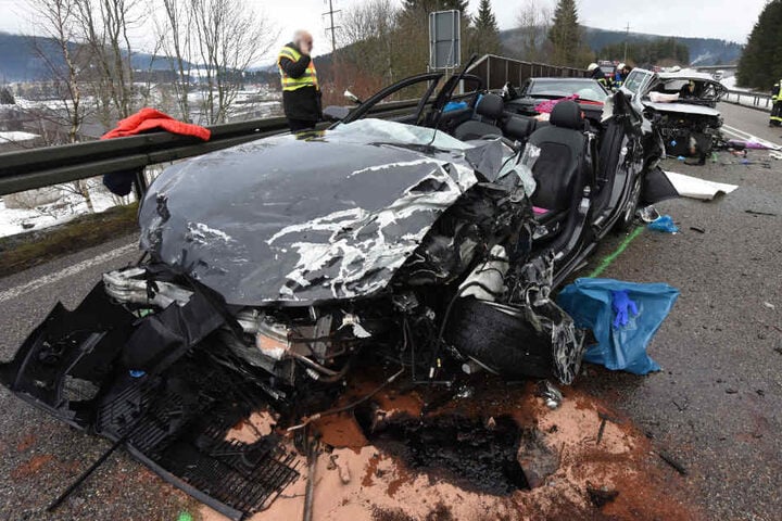 Die beiden Männer, die in diesem Audi saßen, sind mittlerweile außer Lebensgefahr.