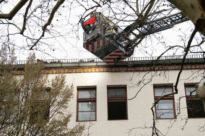 Mit einer Drehleiter mussten zwei Anwohner gerettet werden.