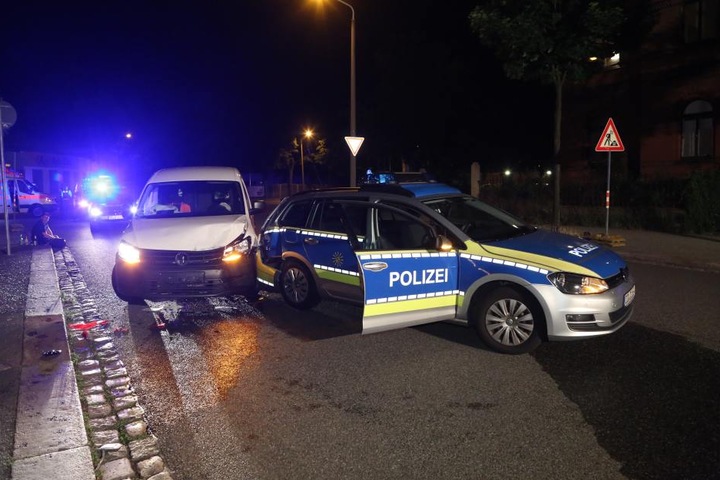 Der Funkwagen war nach dem Crash nur noch Schrott (über 40.000 Euro Schaden). Auch der Caddy der Bahn wurde komplett zerlegt (über 11.000 Euro).