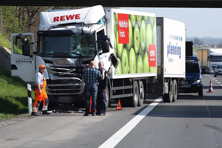 Zwei Lkw stießen am Montagvormittag auf der Autobahn zusammen.