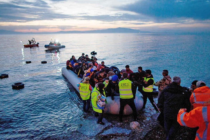 Flüchtlinge kommen am 15.04.2018 in einem Schlauchboot aus der Türkei in der Nähe der griechischen Hafenstadt Mytilini an.