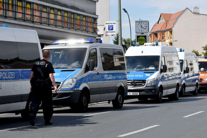 Einsatzfahrzeuge stehen unweit der Schule.