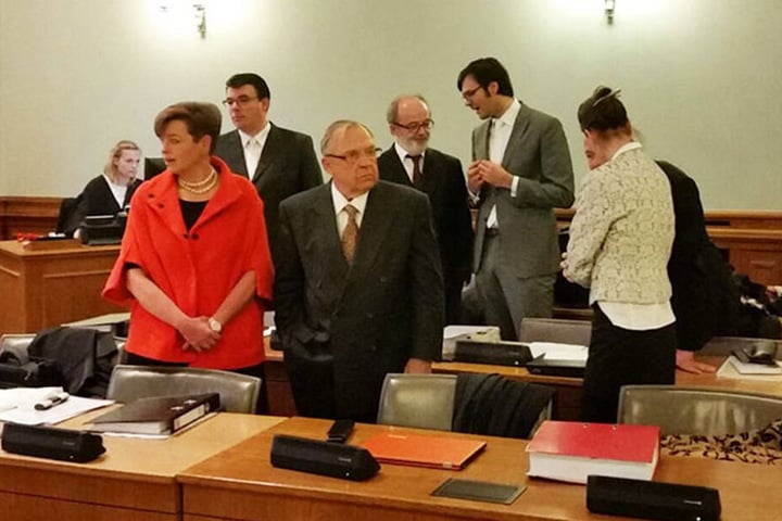 Die angeklagten Ex-Vorstände Herbert Süß 76 (Mitte vorn) und Stefan Leusder 60 (hinten 2.v.l.).