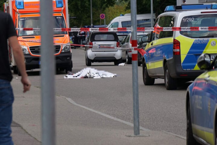 Der Tatort ist abgesperrt, das Opfer liegt auf der Straße.