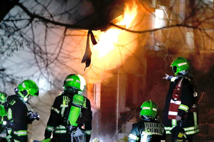 Die Flammen breiteten sich rasend schnell in dem Haus aus, schlugen auf die Holzanbauten über.