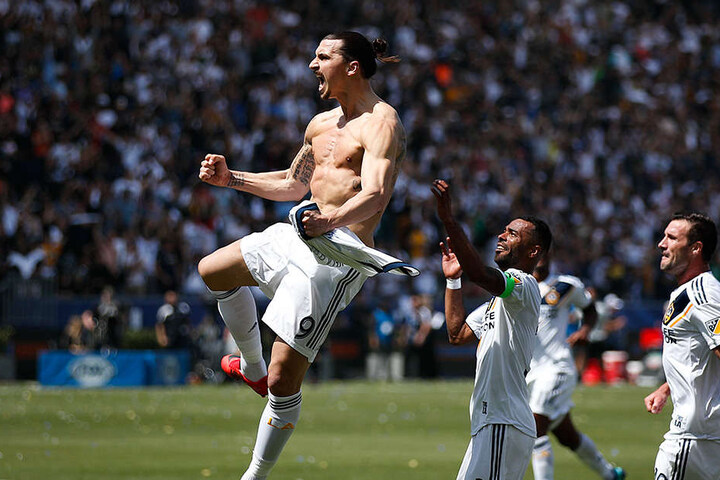 Standesgemäßer Jubel bei Zlatan Ibrahimovic über sein Traumtor: oberkörperfrei.