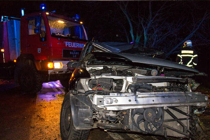 Die Kameraden der Feuerwehr waren über eine Stunde mit den Bergungsarbeiten beschäftigt.