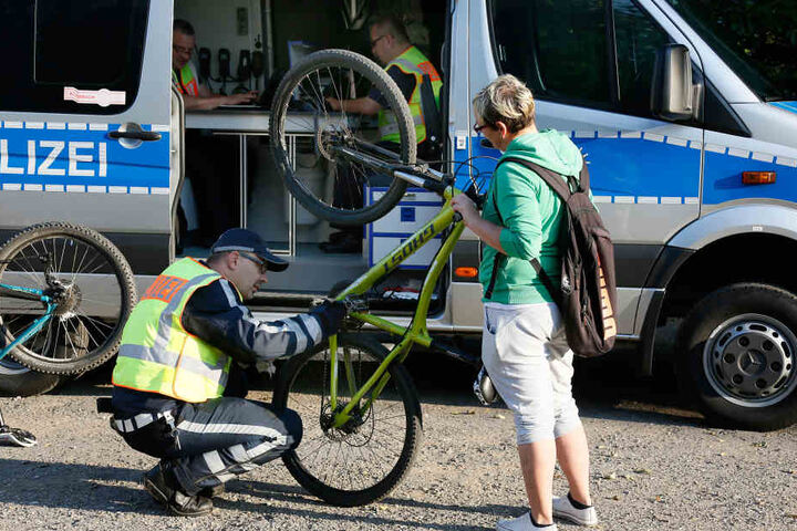 Oberkommissar Schneider sah sich die Räder ganz genau an, 90 Prozent der Fahrräder fielen bei der Kontrolle durch.