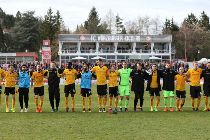 Dankeschön! Die Dynamos aufgereiht
vor ihren mitgereisten Fans. Foto: Worbser-Sportfotografie