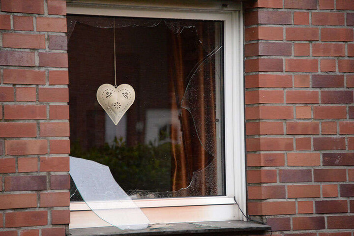 Die äußerste Scheibe des Fensters zum Haus war durch die Hitze zerschlagen worden, die innere hielt zum Glück.