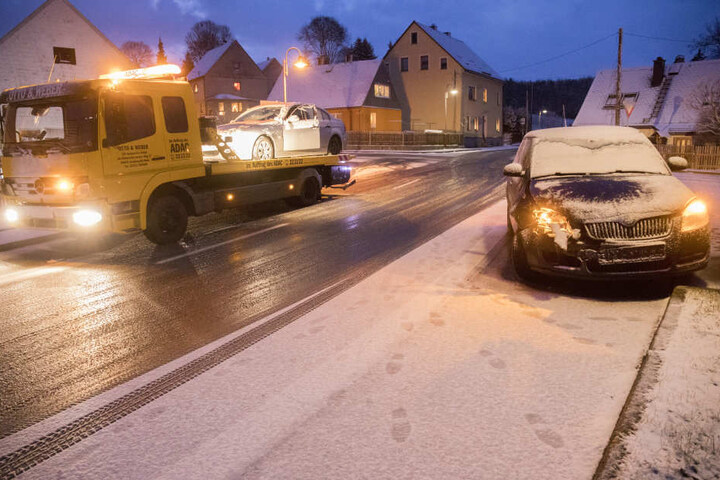 Es kam zu zahlreichen Glätteunfällen, wie hier in Dörfel.