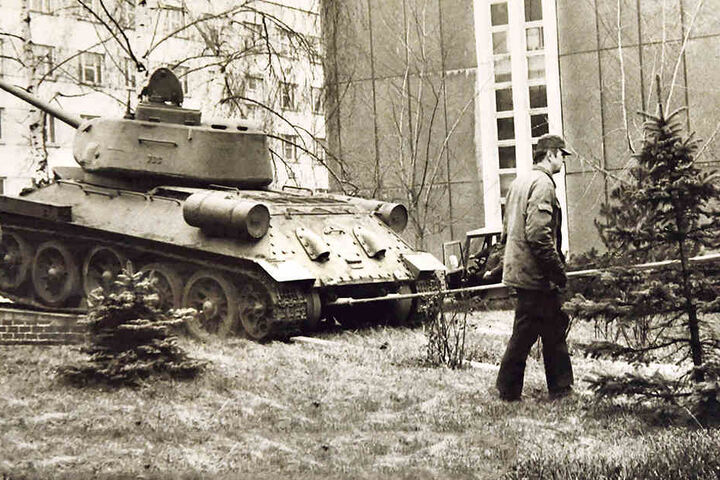 Im März 1991
wurde der
T34-Kampfpanzer
von
Bundeswehrsoldaten
vom Sockel
gezogen.