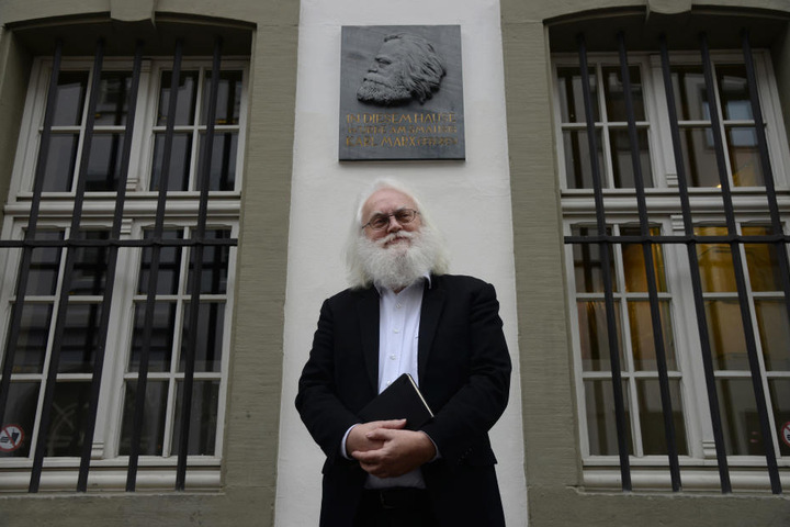 Marx-Doppelgänger Michael Thielen (66) lädt in Trier zu Stadtrundgängen unter dem Motto "Marx als Mensch".