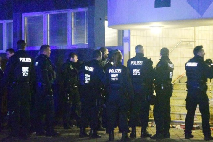 Ein Großaufgebot der Polizei beruhigte die Lage in Köln-Meschenich.